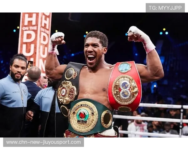 UFC拳手被打断鼻梁仍坚韧不退，逆境中的铁血精神激励无数观众