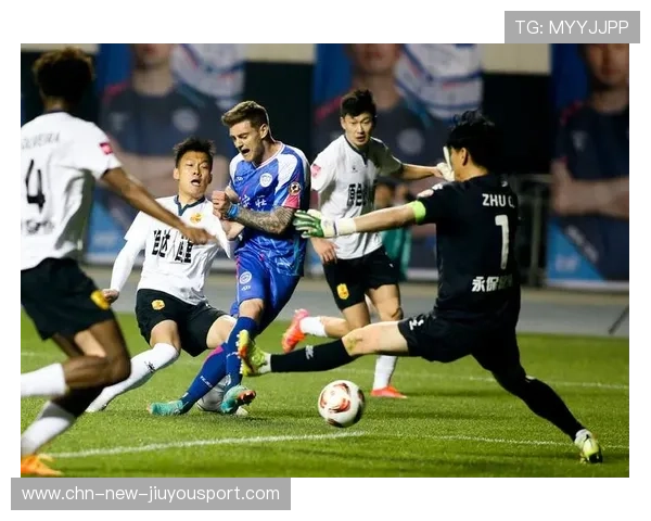 石家庄功夫韩东反抢成功,断球后立刻分边推进 石家庄功夫韩东反抢成功,断球后立刻分边推进